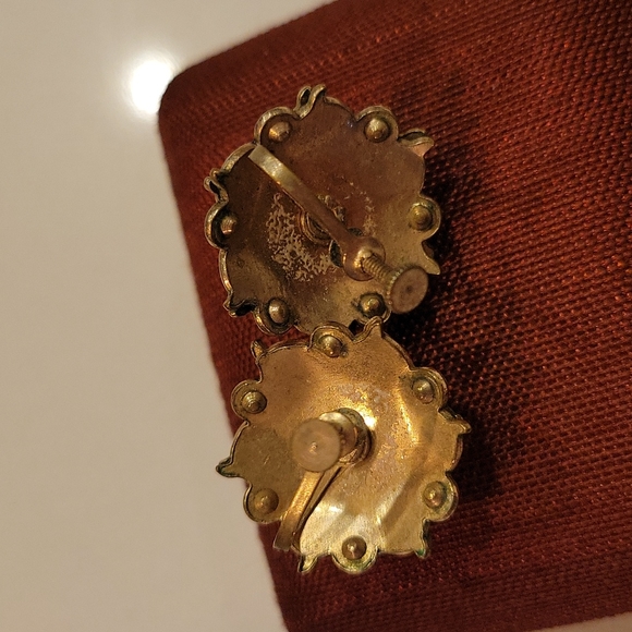 Cameo Stunning Vintage Screwback Earrings - Picture 4 of 4